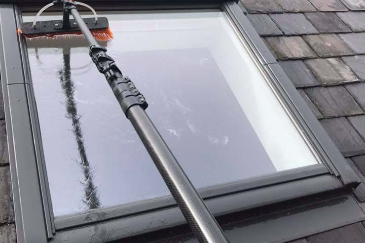 Glass window cleaning